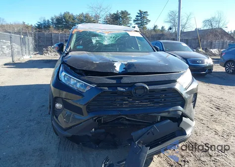 2021 Toyota Rav4 Xle z USA, uszkodzony, nr VIN JTMP1RFV9MD532381